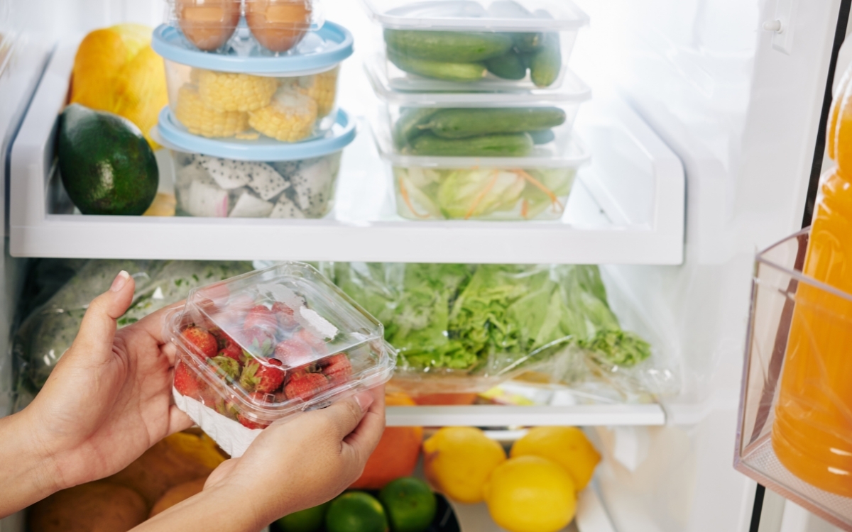 Dùng hộp kín có nắp để bảo quản dâu