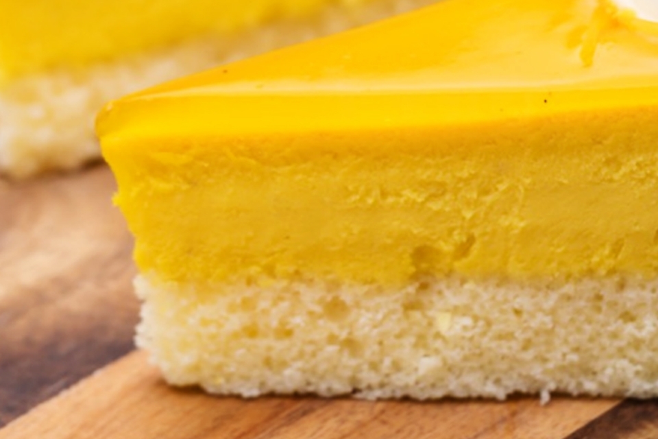 Để bánh mousse xoài trong ngăn mát tủ lạnh cho bánh đông lại.