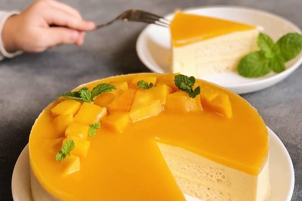 Bánh mousse xoài mềm xốp, chua thanh, ngọt mát cực hấp dẫn.