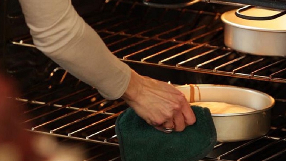 Nướng bánh trong lò nướng với nhiệt độ phù hợp.