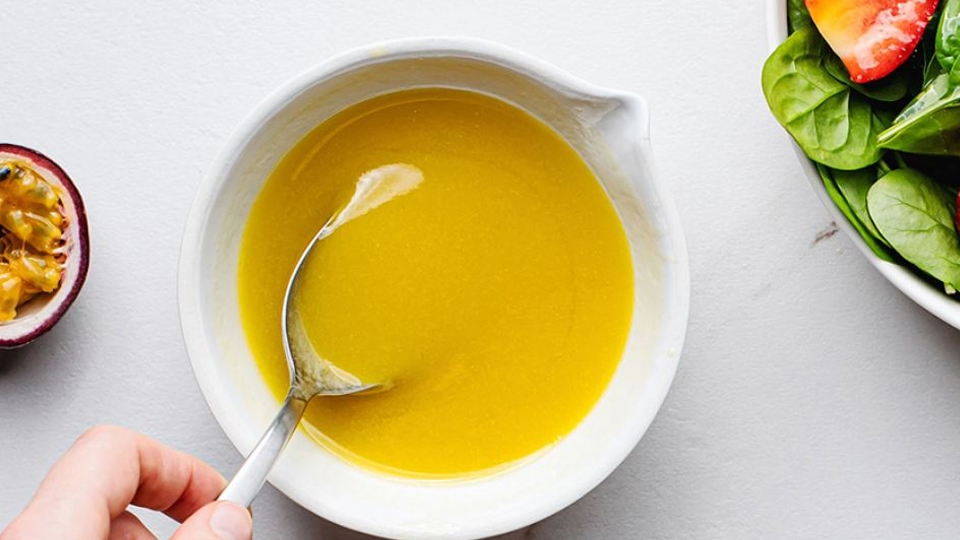 Hỗn hợp xoài, chanh leo và gelatin.