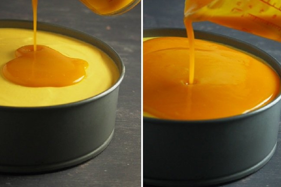 Đổ hỗn hợp jelly lên trên mặt bánh cho đều.