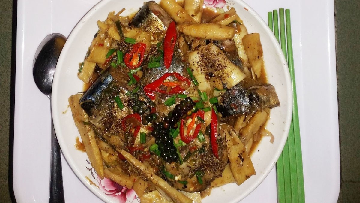 Cá saba kho măng có nước sốt đủ vị chua, ngọt, cay