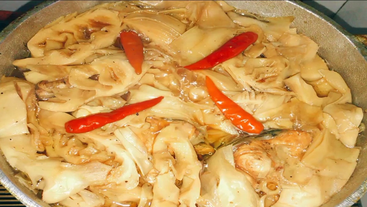 Thịt cá trắm thơm và chắc thấm đẫm với nước kho đậm vị