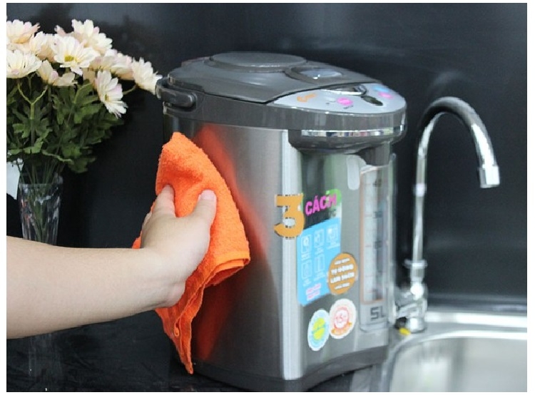 Làm sạch bên ngoài bình thuỷ điện