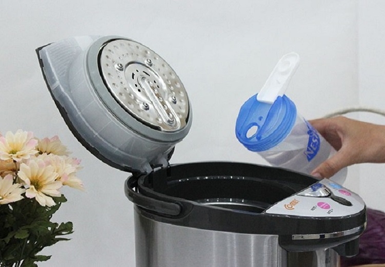 Cho nước sạch vào đầy bình đun sôi để khử hết mùi giấm