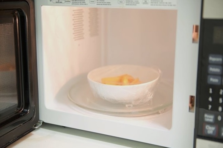 Cách dùng màng bọc thực phẩm trong lò vi sóng hiệu quả, an toàn, không gây hại cho sức khỏe 1