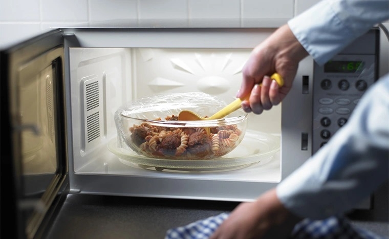 Cách dùng màng bọc thực phẩm trong lò vi sóng hiệu quả, an toàn, không gây hại cho sức khỏe 4