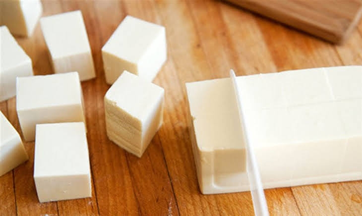 Cắt đậu hũ thành miếng nhỏ