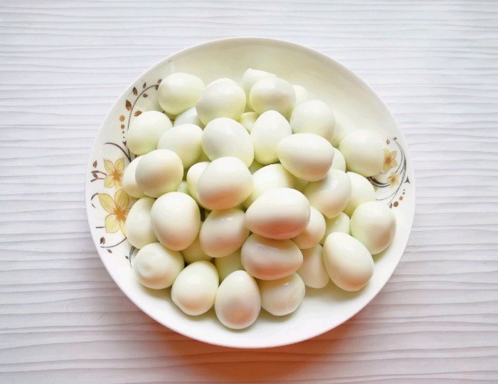 Lột vỏ trứng cút
