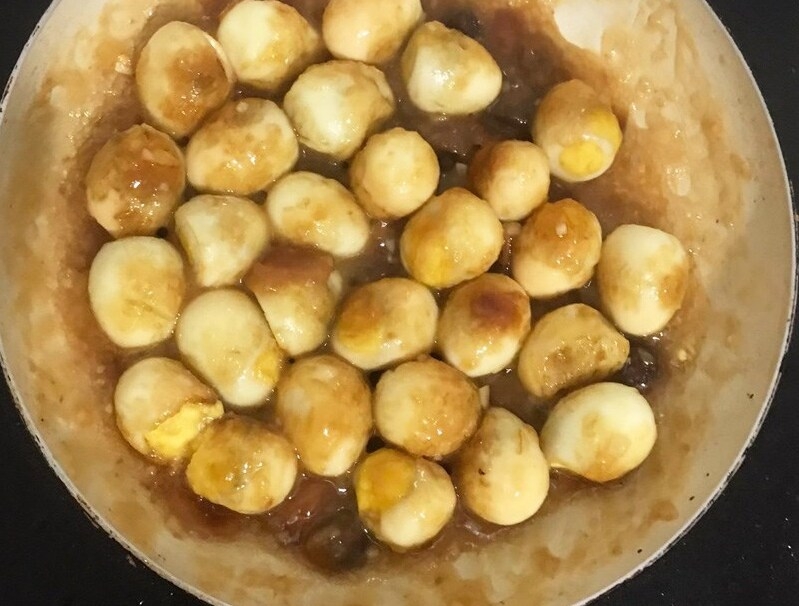 Xào trứng cút với me