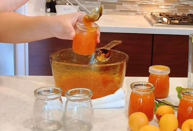 Cho mứt mơ vào hũ sạch, bảo quản tủ lạnh