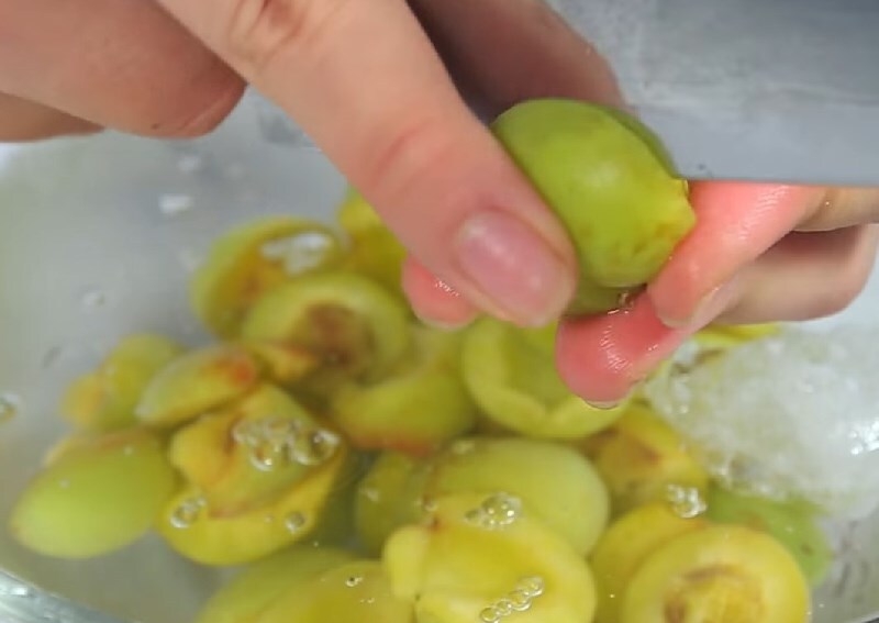 Ngâm mơ trong nước muối