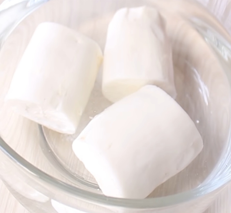 Ngâm củ sắn để loại bỏ độc tố