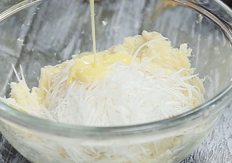 Cho các nguyên liệu vào tô
