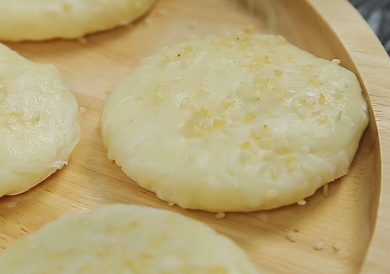 Nặn bánh thành hình tròn dẹp