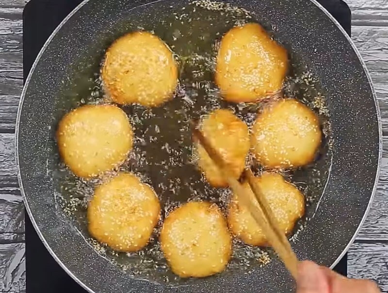 Chiên bánh có màu vàng nâu