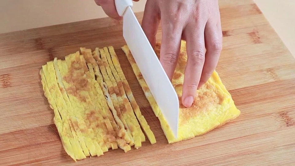 Thái sợi trứng chiên