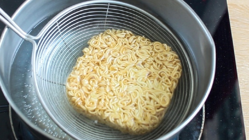 Trụng mì với nước sôi