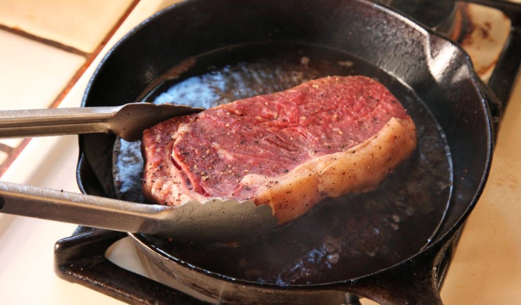 Hướng dẫn làm bò áp chảo mềm ngọt ngon như nhà hàng và lưu ý khi nấu để luôn thành công 2