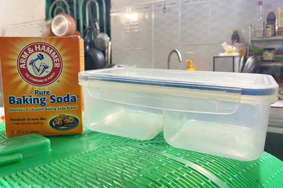 Khử mùi hộp nhựa bằng baking soda.