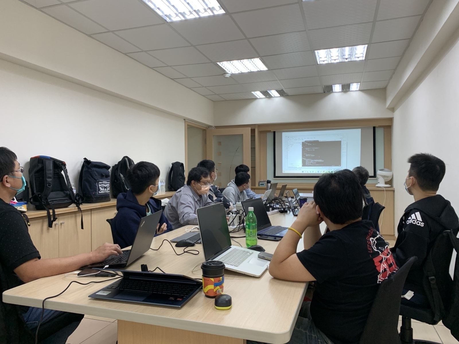 ELK Stack đóng vai trò quan trọng trong việc giúp tổ chức quản lý và phân tích dữ liệu log