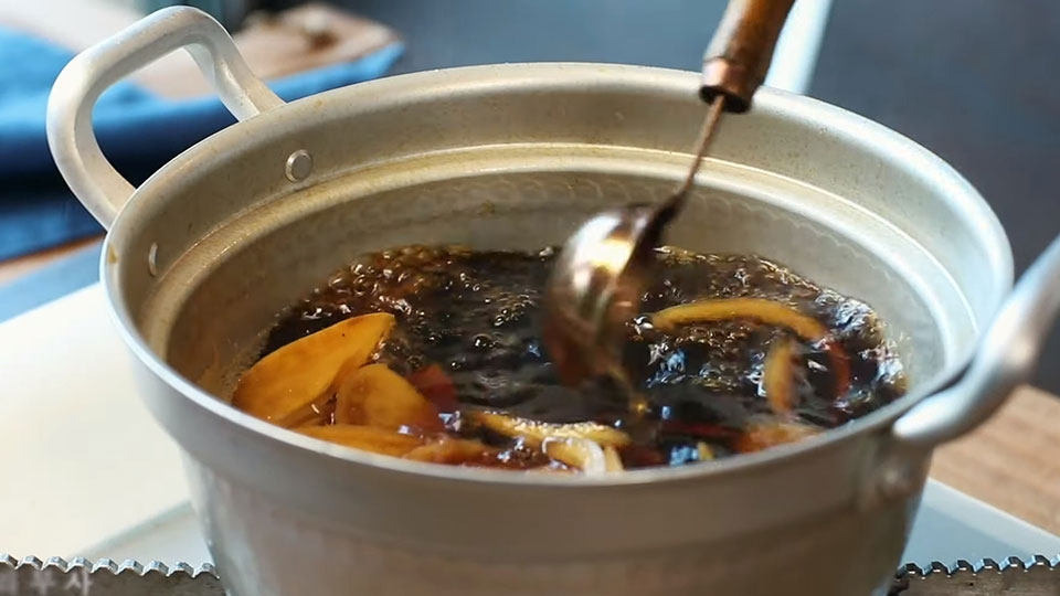 Đun sôi hỗn hợp nước tương