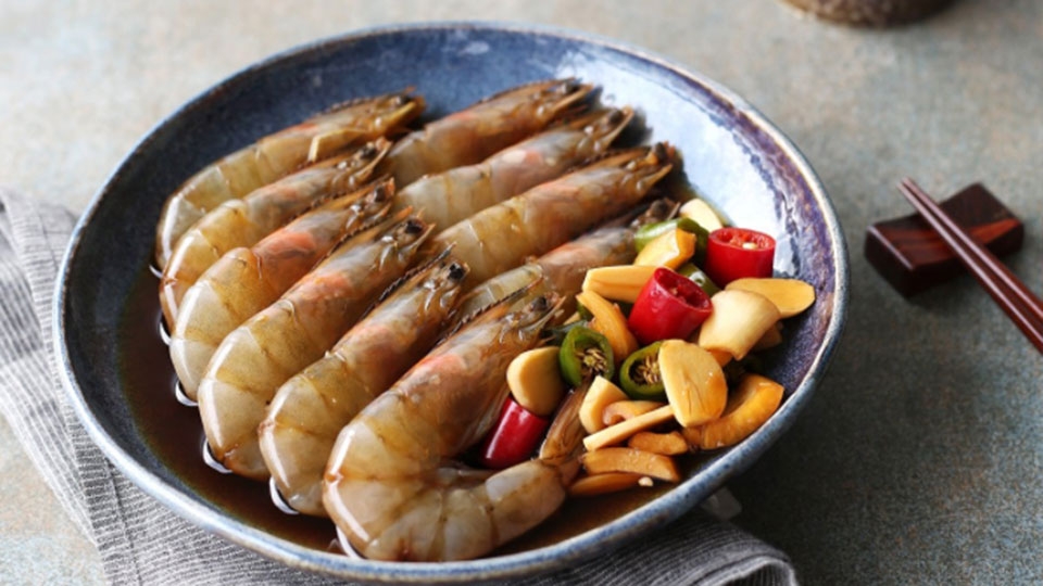 Thưởng thức tôm ngâm tương cùng cơm