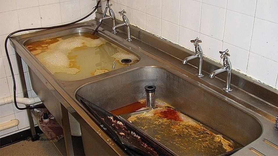 Mất vệ sinh, mùi hôi thối