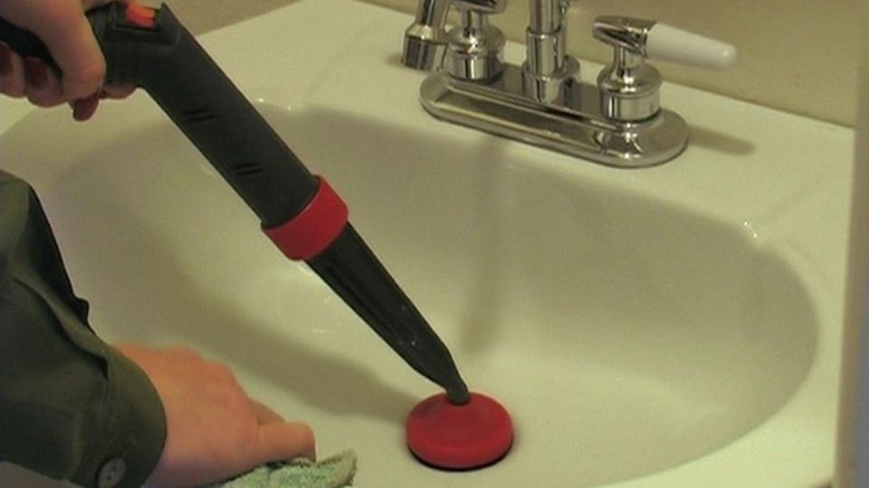 Cách 6: Sử dụng máy hút bụi