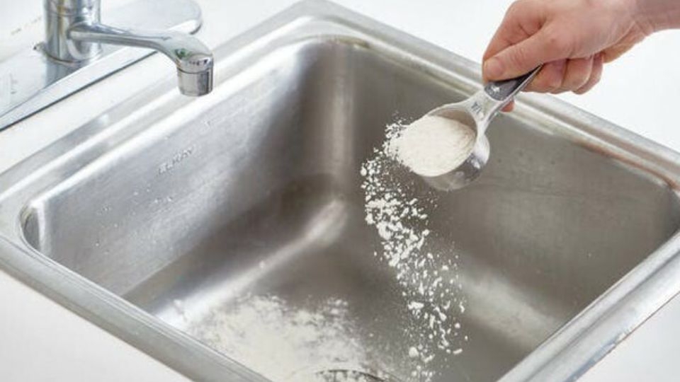 Cách 1: Sử dụng hỗn hợp gồm baking soda, muối, giấm trắng