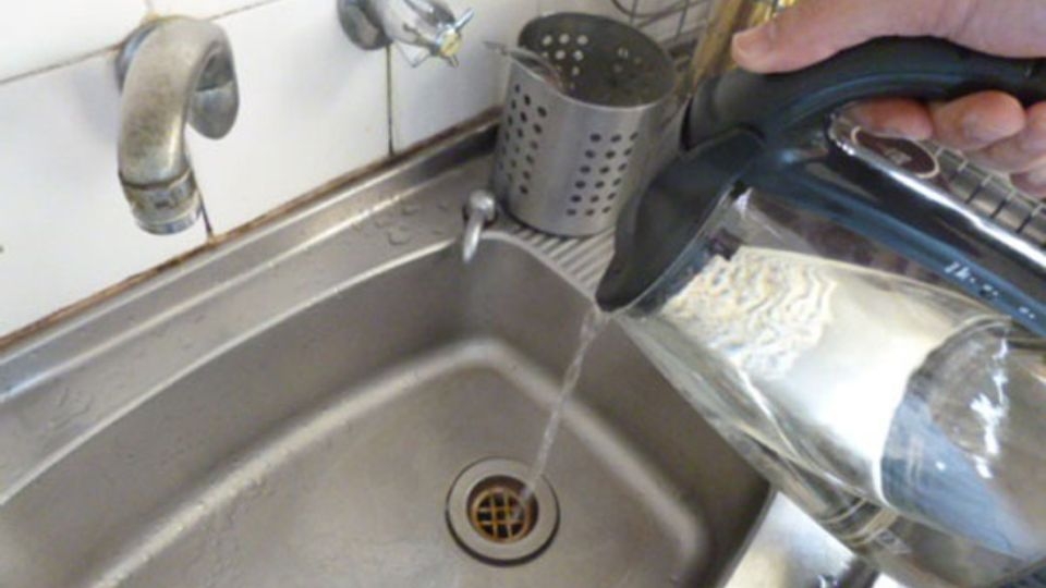 Cách 2: Sử dụng nước sôi