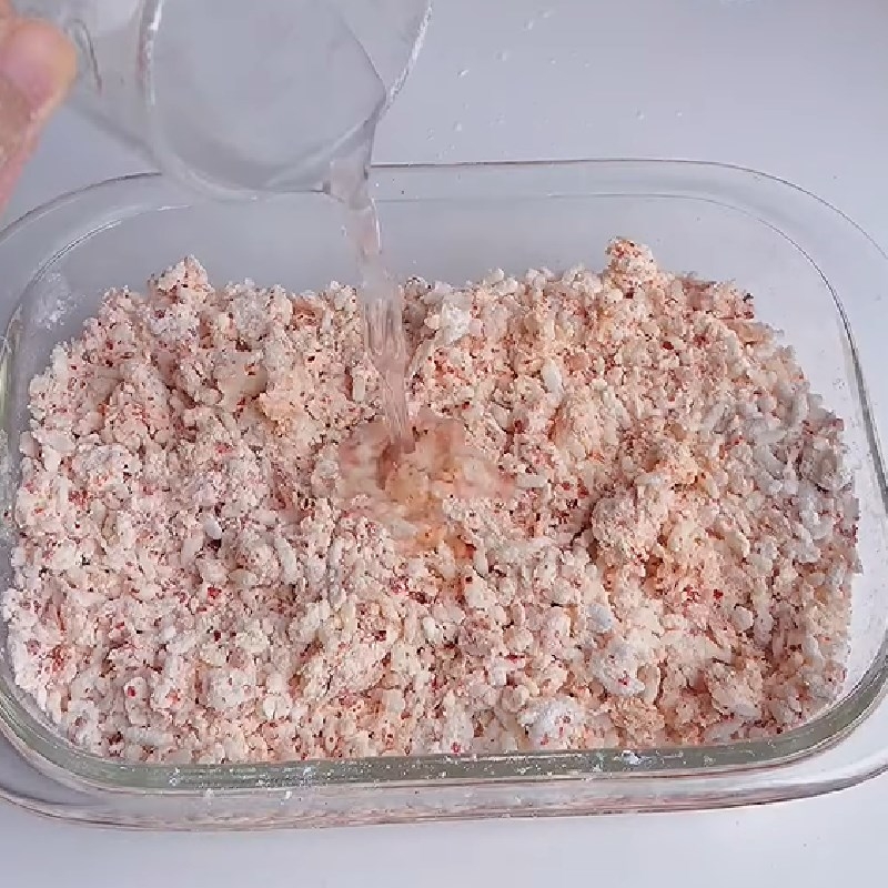 Xay nhuyễn phần cơm nguội và trộn với gia vị