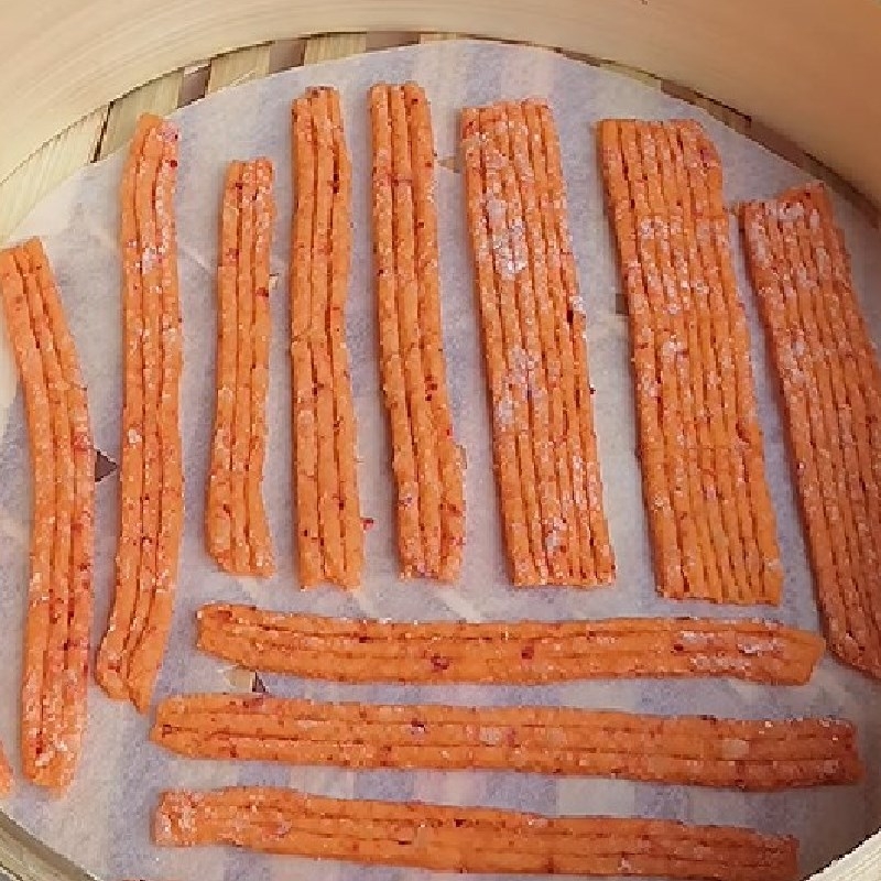 Cắt phần bột vừa nhào thành những que mỏng và đem đi hấp