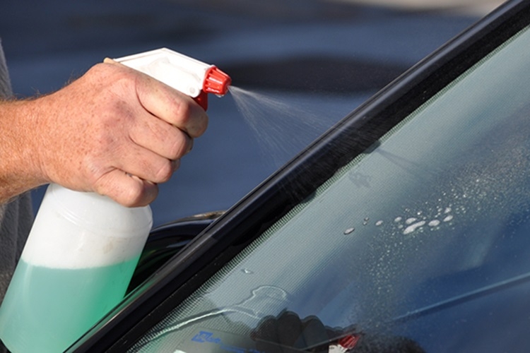 Cách pha nước rửa kính xe ô tô đơn giản nhất và những lưu ý quan trọng cần quan tâm 1