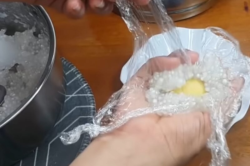 Cho nhân vào bột báng