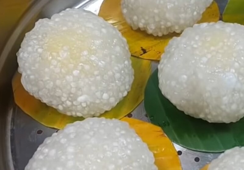 Đặt bánh lên các miếng lá chuối