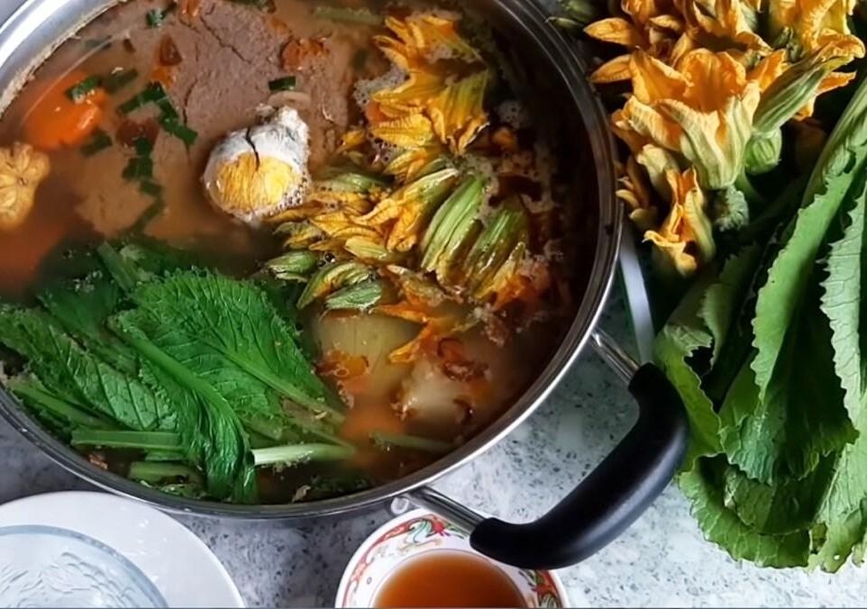 Lẩu cua đồng hột vịt lộn bổ dưỡng, không tanh