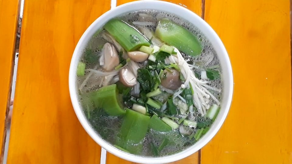 Canh mướp nấu nấm rơm