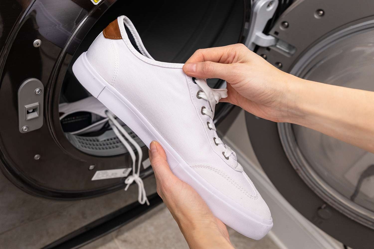 Sấy giày bằng máy sấy quần áo 8