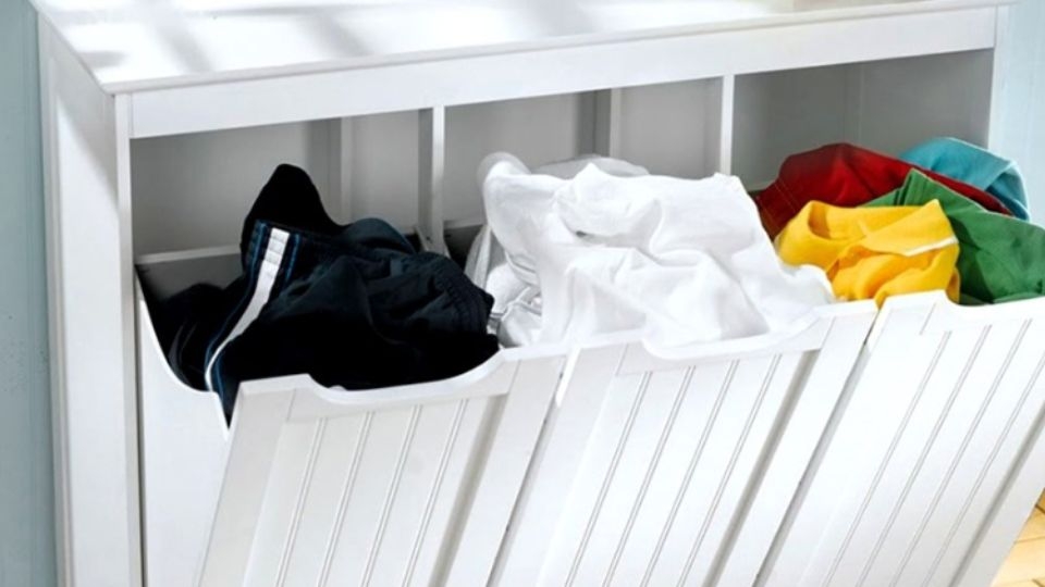 Phân loại quần áo trước khi sấy khô