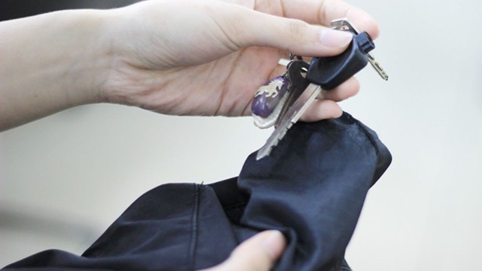 Kiểm tra kỹ túi quần, áo