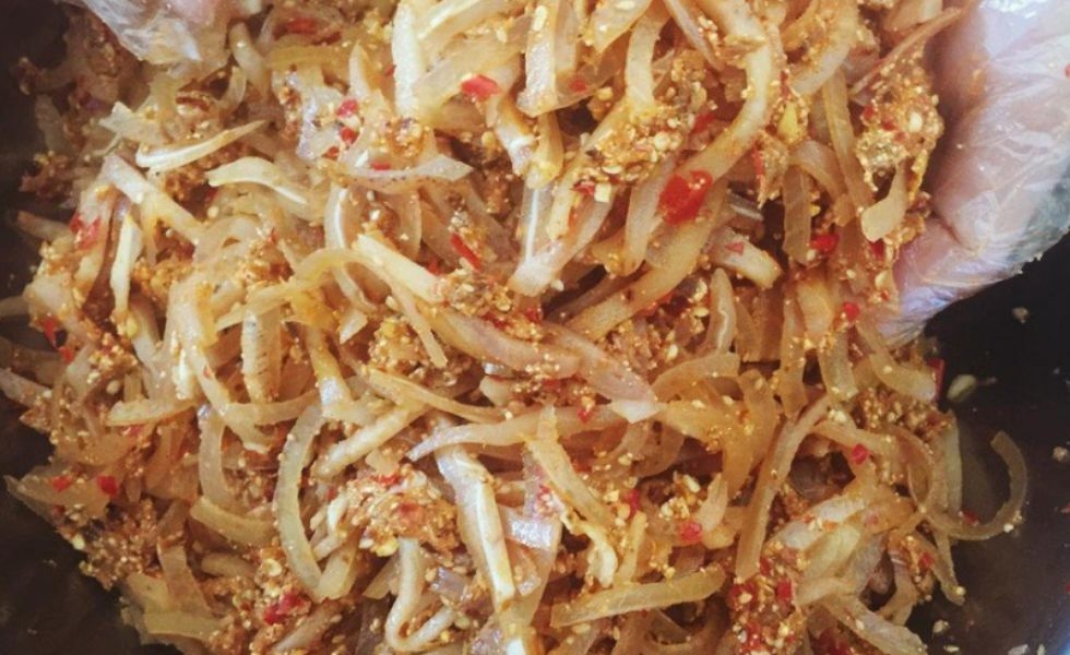 trộn nguyên liệu làm tré