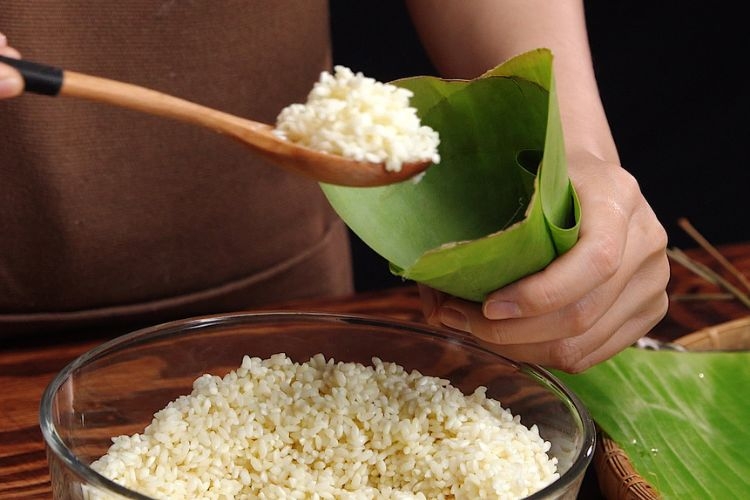 Gói bánh tro bằng lá chuối