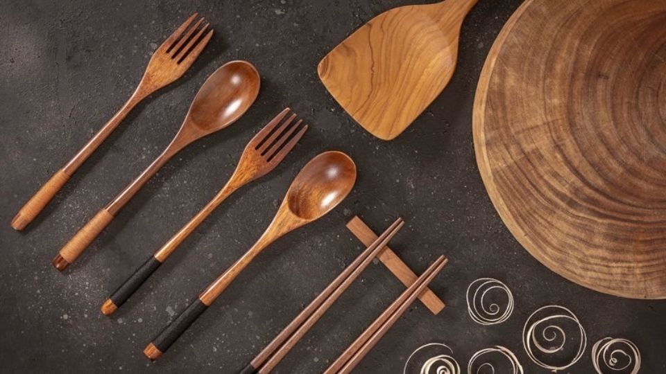 Sử dụng dụng cụ nấu ăn bằng nhựa hoặc bằng gỗ