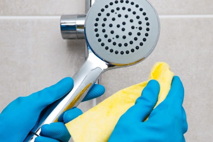 Cách vệ sinh vòi sen tắm sáng bóng, sạch sẽ chỉ với những nguyên liệu có sẵn 2