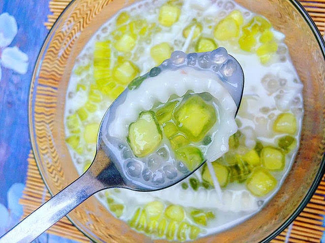 Chè củ năng dừa non xua tan mệt mỏi và nắng nóng