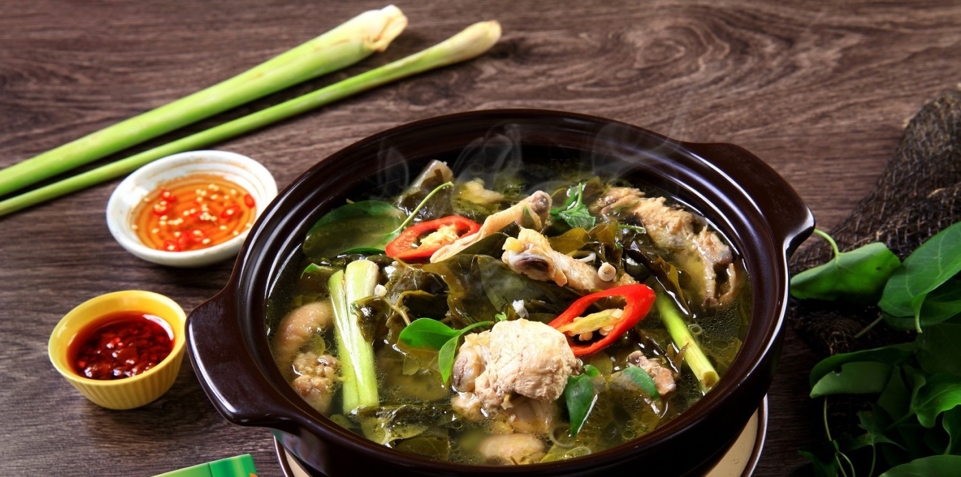 Canh gà lá giang chua chua mặn mặn đầy hấp dẫn