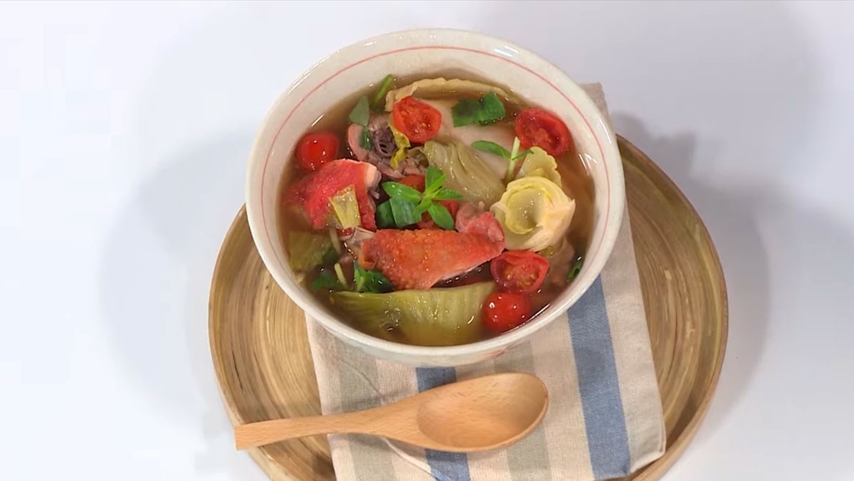 Bữa cơm phong phú và lạ miệng với món canh chua gà quay thơm lừng