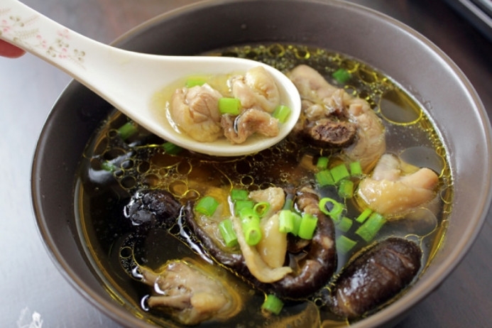 Món canh gà nấm có hương vị thanh ngọt, cuốn hút và đầy đủ dinh dưỡng